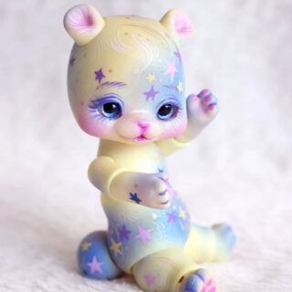 *Doll makeup*
Hello little thing, Puko arrived few months ago but I just get the time to work on it now !  He's so sweet and magical 🌌⭐️🌈
I love how the yellow and blue interact 🩷
@kumu_kuku