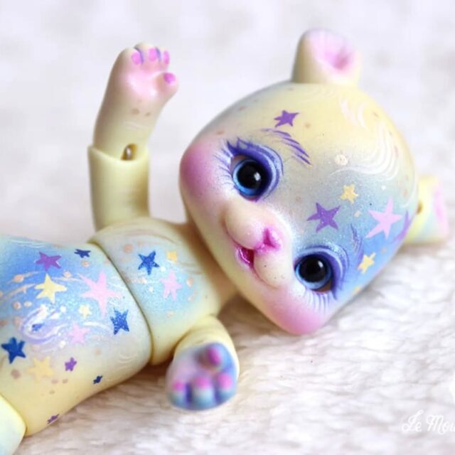 Baby bear is ready to sleep...no, to play during sleep!Tiny dolls are so cute.🐻